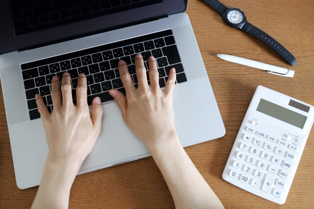 財務コンサルティングサービスの費用相場と契約形態